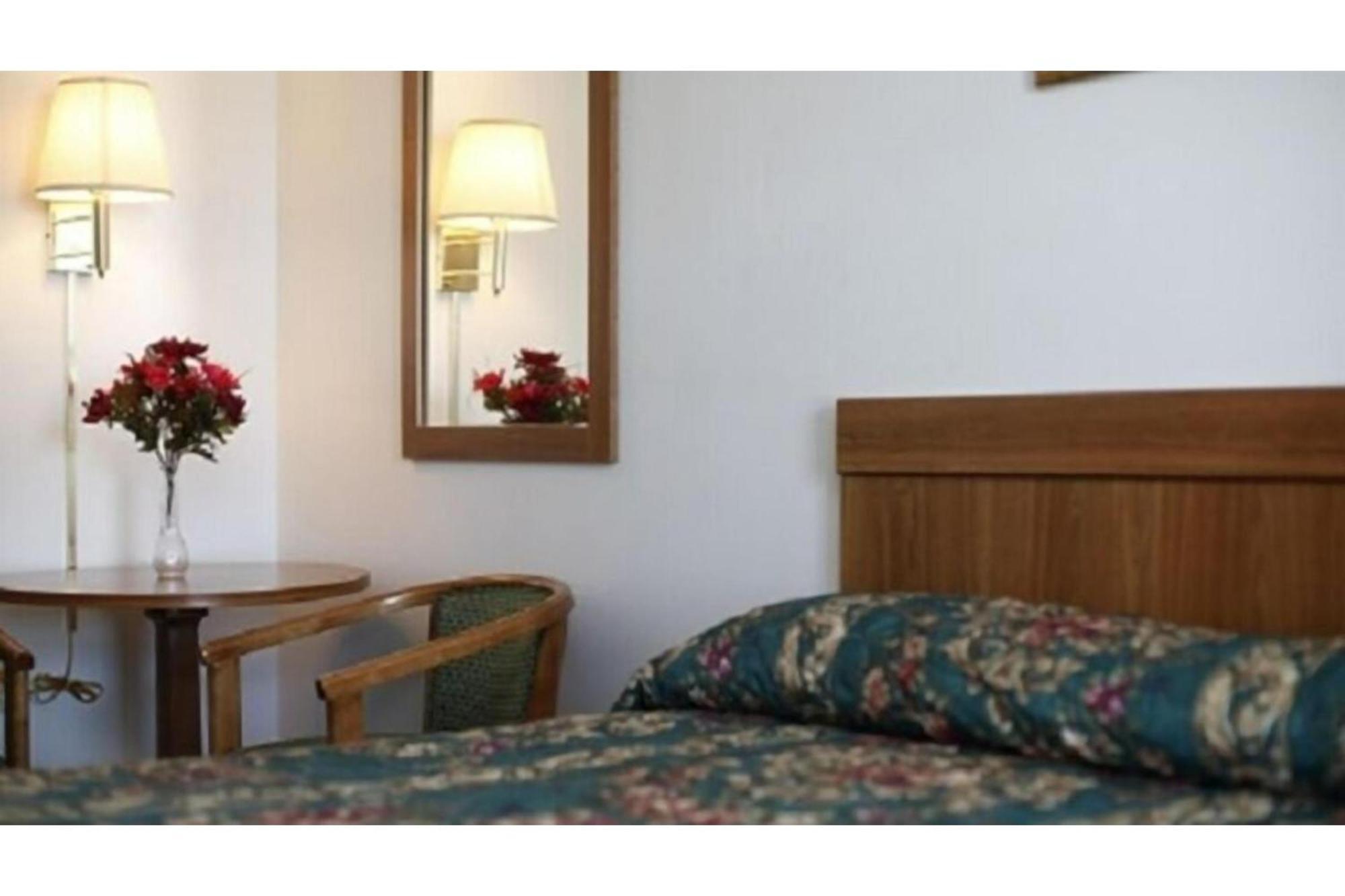 Oyo Travelier Motel Macon Exterior photo